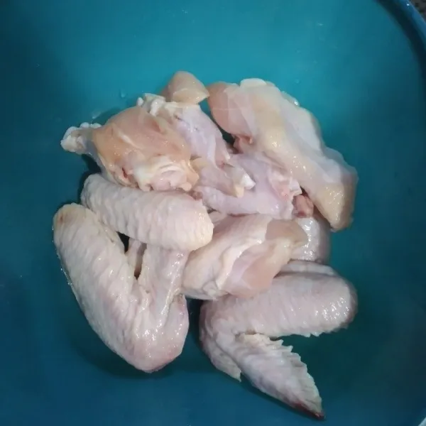 Bersihkan ayam, potong menjadi dua bagian (saya pakai sayap ayam atau sesuai selera masing-masing)