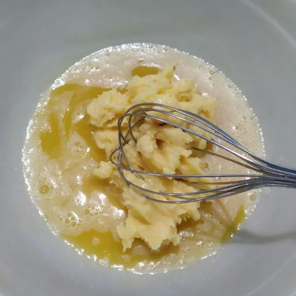 Masukkan tape ke dalam kocokan telur, lalu aduk rata