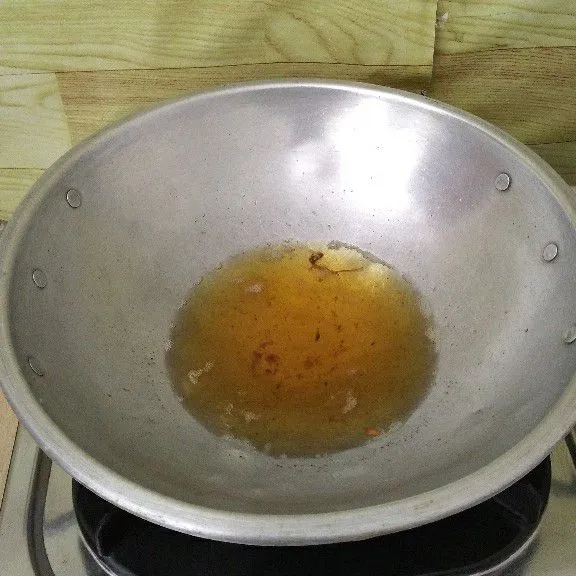 Panaskan minyak goreng.