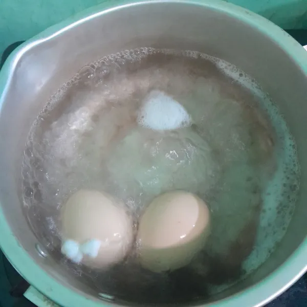 Rebus telur sampai matang, lalu kupas kulit.