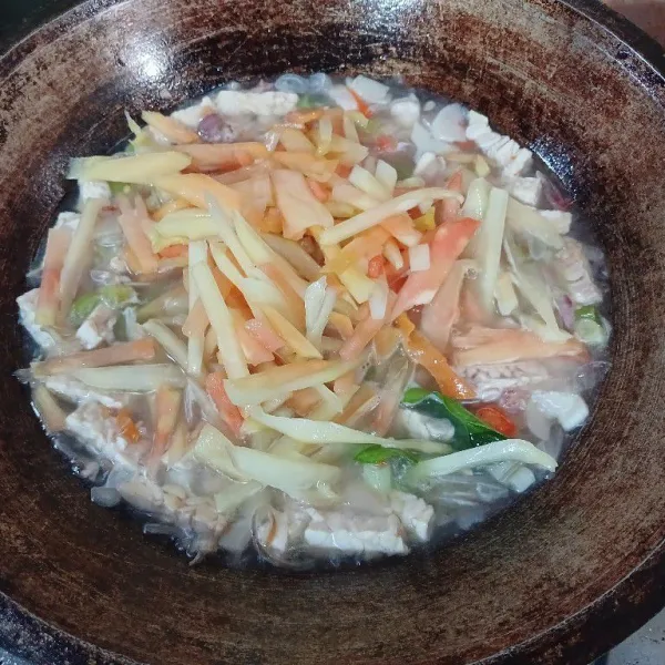 Masukkan pepaya, aduk rata, masak hingga pepaya matang.