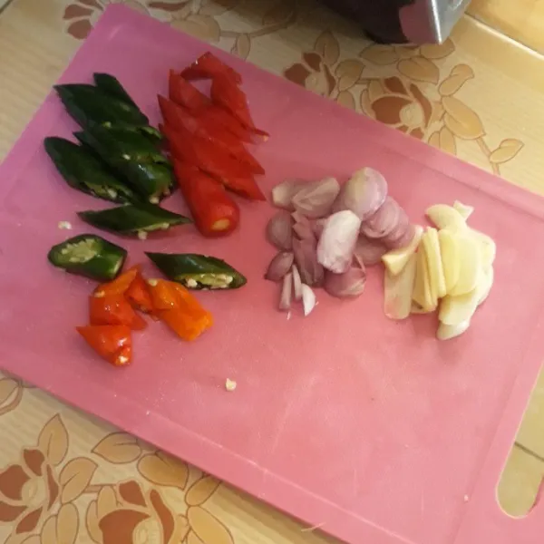 Iris bawang merah, bawang putih, cabe merah besar, cabe hijau besar dan cabe rawit.