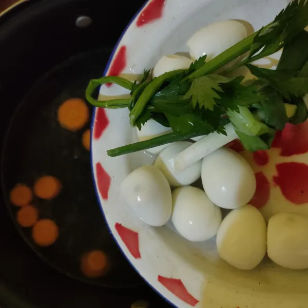 Masukkan telur, daun bawang dan seledri. Masak hingga mendidih.