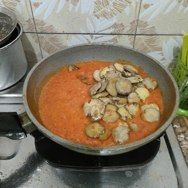Masukkan jengkol, aduk sampai bumbu meresap dan kandungan air habis.