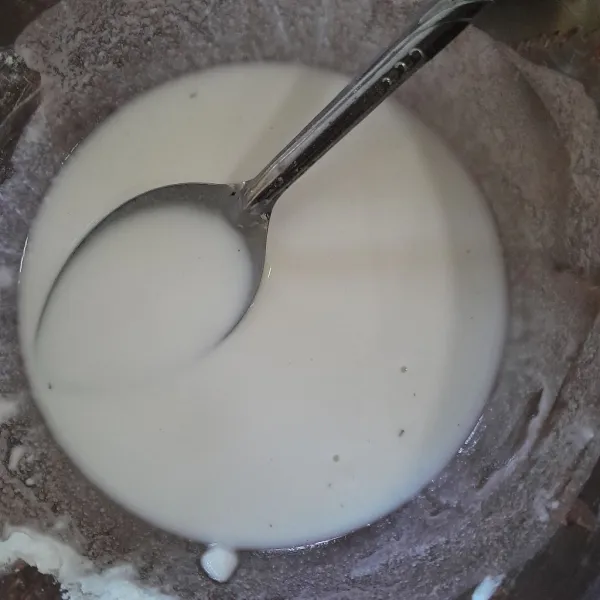 Masukkan ke dalam mangkuk tepung basah.