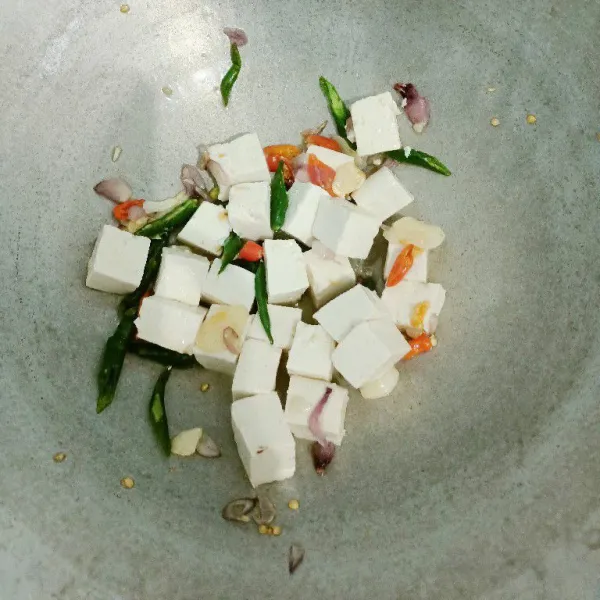 Masukkan tahu putih.