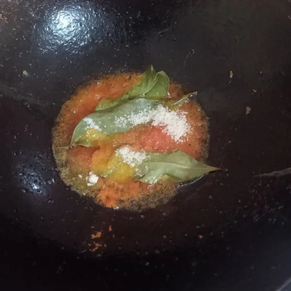 Tumis bumbu halus beserta garam, gula, kaldu bubuk dan daun salam.