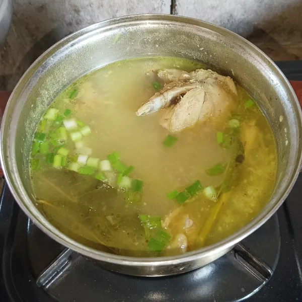 Tambahkan irisan daun bawang, koreksi rasanya dan matikan kompor.