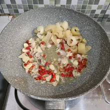 Masukkan kikil, aduk rata. Tumis sebentar.