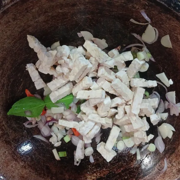 Masukkan tempe yang sudah dipotong-potong, aduk rata.