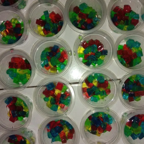 Setelah mengeras potong-potong agar membentuk dadu kecil lalu masukkan masing-masing warna dalam cup.