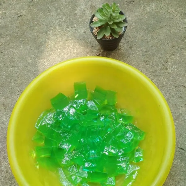 Masak jelly hingga mendidih kemudian cetak di loyang setelah dingin potong dadu.