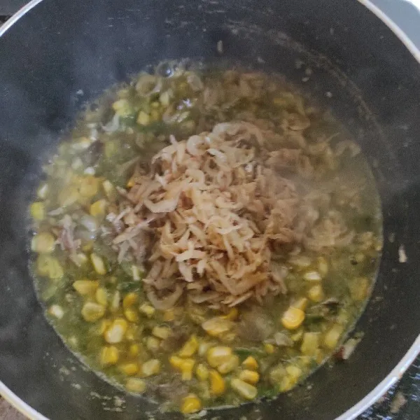 Masukkan jagung dan udang rebon kecil.
