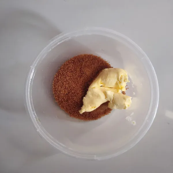 Cara membuat lapisan brown sugar, campurkan brown sugar dengan margarin.