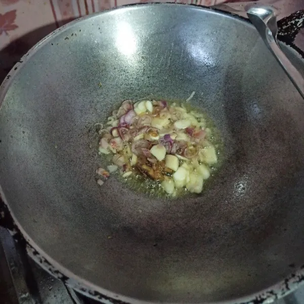 Tumis bawang merah, bawang putih dan lengkuas sampai harum.