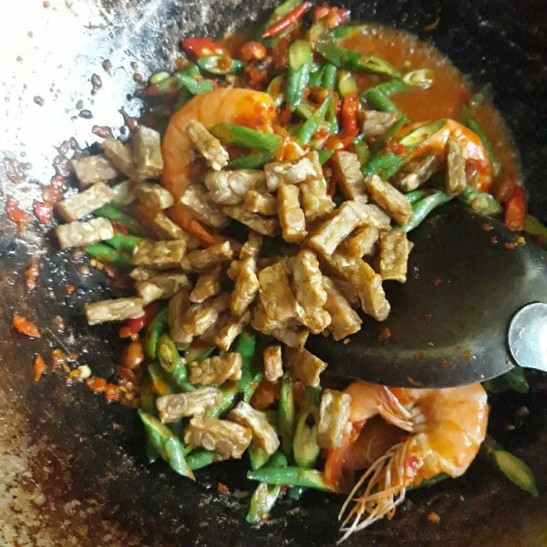 Masukkan tempe dan aduk rata.