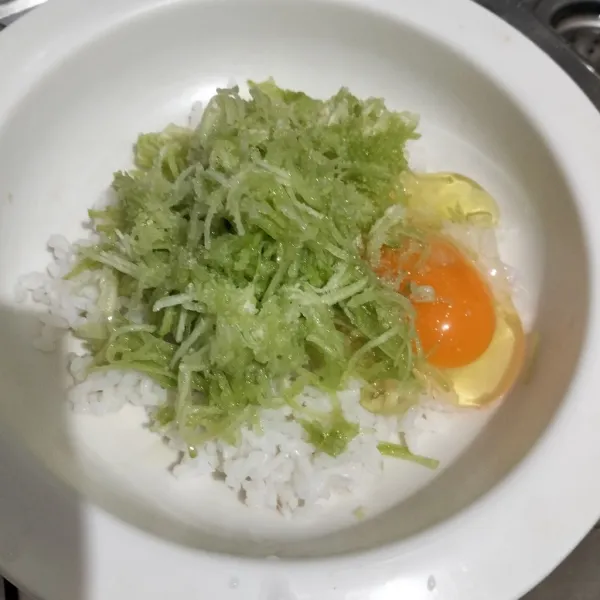 Masukkan keju, telur dan labu siam yang sudah diparut dengan parutan keju.