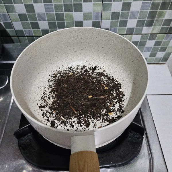 Masukkan teh bubuk ke dalam milk pan, sanggrai sebentar hingga tercium wangi yang khas