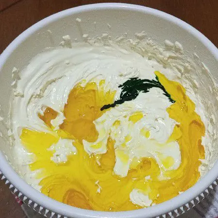 Masukan mentega leleh dan pasta pandan, mixer sebentar saja