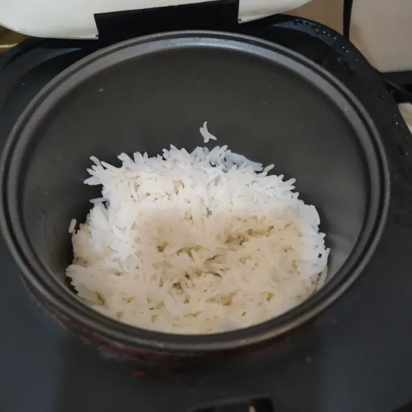 Cara cepat membuat nasi basmati, rendam nasi basmati dengan air panas, diamkan 10 menit, kemudian tiriskan, masak di rice cooker dengan perbandingan air 1:1 dengan gelas ukur yang sama saat mengukur beras basmati.