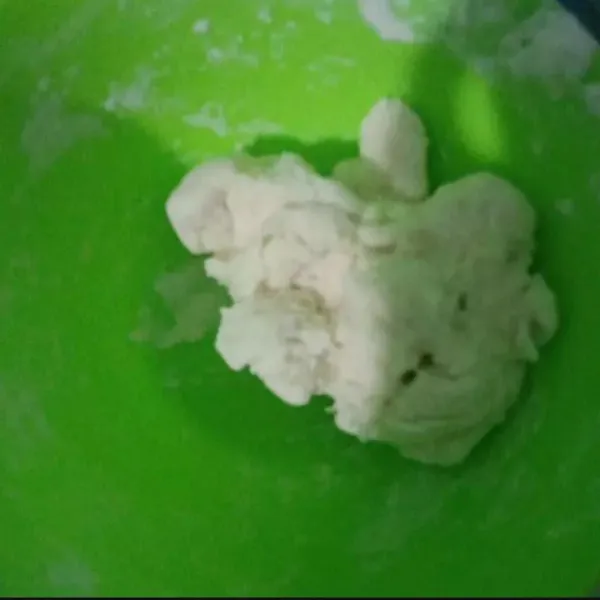 Buat aci terlebih dahulu. Campurkan tepung tapioka, terigu, dan sedikit garam dalam baskom. Aduk rata. Tambahkan sedikit demi sedikit air panas, uleni hingga kalis.
