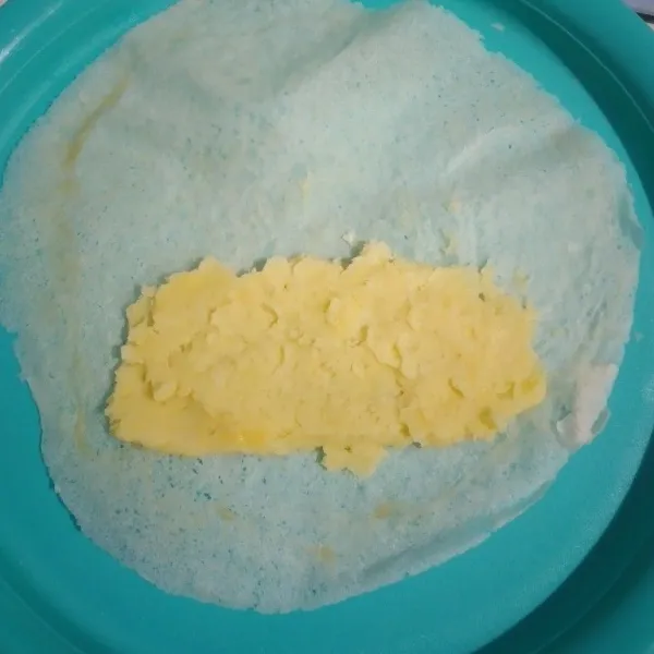 Ambil 1 lembar kulit lumpia. Isi dengan isian tape. Gulung.