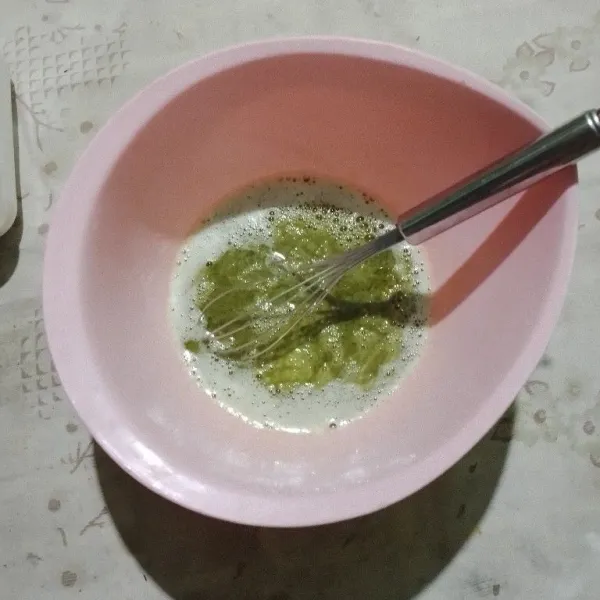 Masukkan jus pandan, aduk hingga tercampur rata.