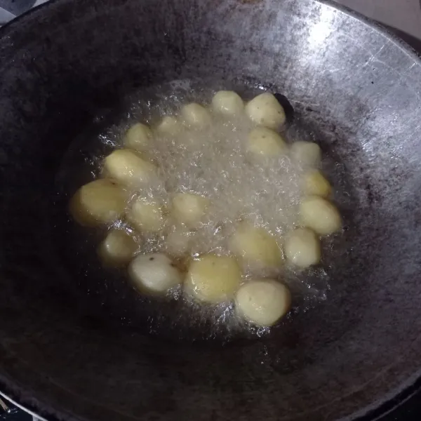 Kemudian goreng kentang sampai berkulit, tiriskan.