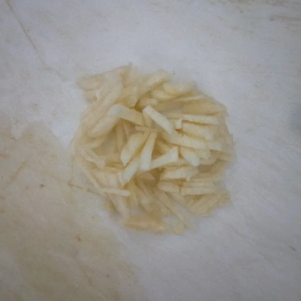Geprek bawang putih lalu cincang halus.