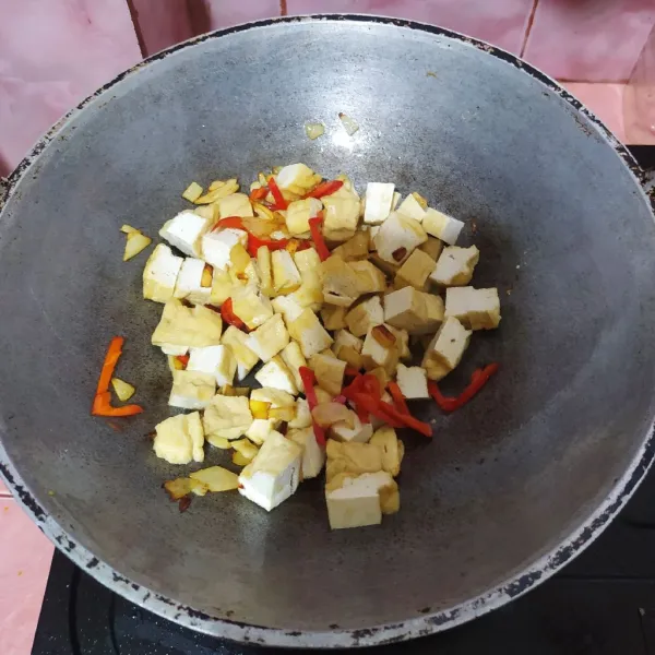 Masukkan tahu.