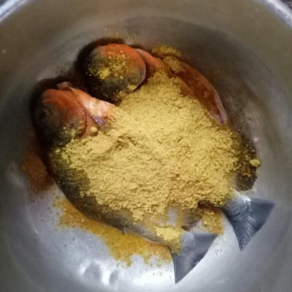 Masukkan bumbu  ikan kemudian aduk rata hingga meresap kedalam ikan.