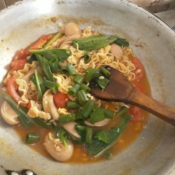 Terkahir masukkan potongan daun bawang. Masak sebentar lalu matikan kompor dan sajikan.