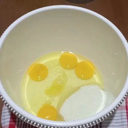 Campur telur, gula pasir, dan SP mixer dengan kecepatan tinggi selama 10 menit hingga mengembang kental berjejak