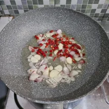 Masukkan cabe merah, tumis hingga layu.