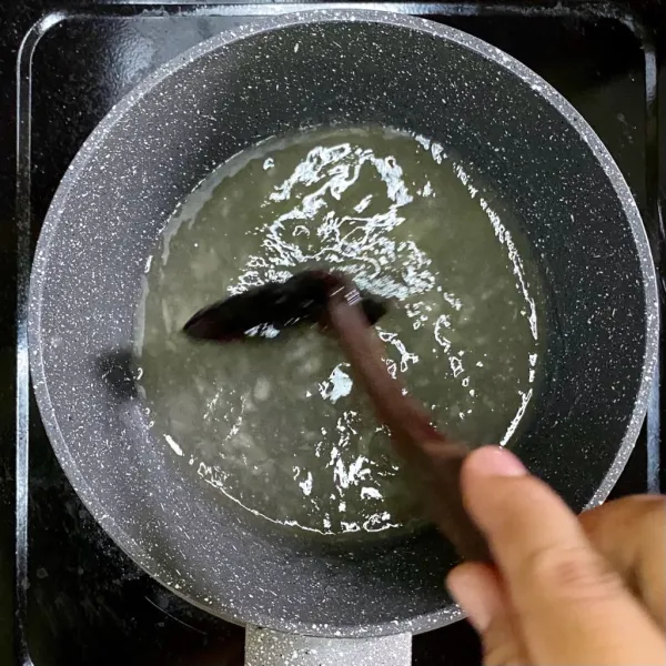 Campurkan gula pasir, bubuk jelly dan air. Aduk-aduk hingga mendidih.