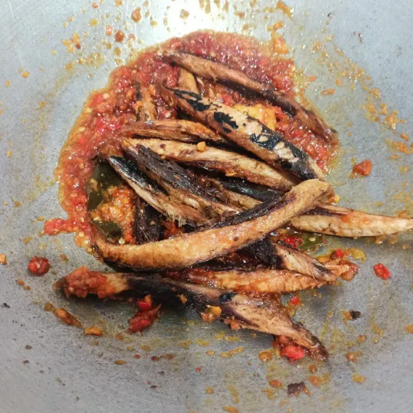 Masukkan ikan tongkol, campur aduk