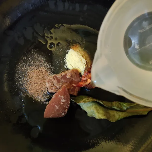 Masukkan gula merah, kecap manis, asam jawa, daun salam, garam, kaldu bubuk, ketumbar bubuk dan air ke dalam teflon, aduk rata.