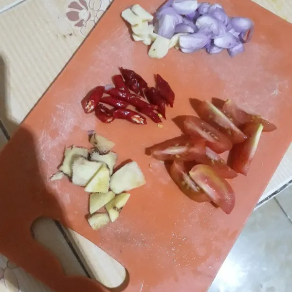 Iris bawang merah, bawang putih, cabe kriting merah, jahe, lengkuas, dan tomat.