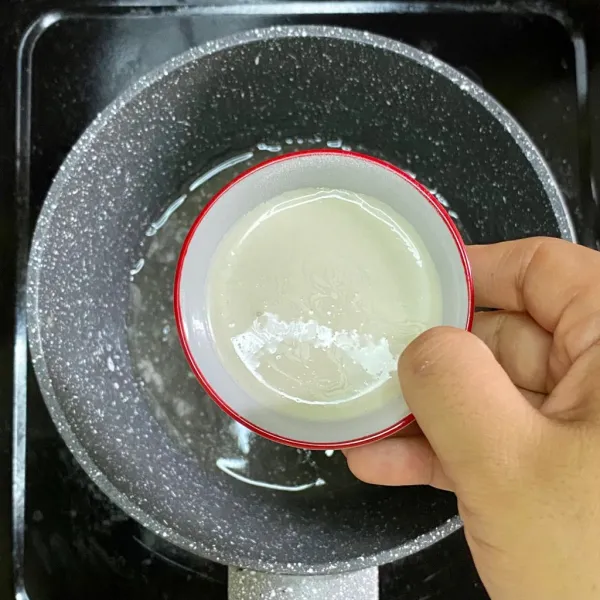 Masak kembali jelly dengan api kecil, lalu tambahkan santan. Aduk-aduk hingga tercampur rata.