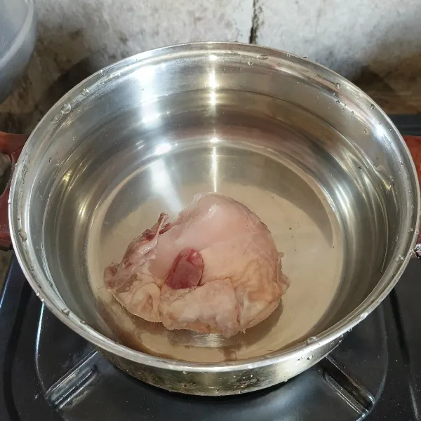 Rebus ayam dan air di dalam panci.