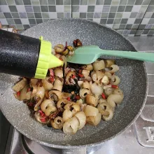 Masukkan air dan kecap manis, aduk rata.