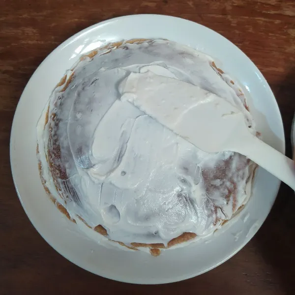 Apabila dadar sudah dingin, olesi dengan whipped cream, tumpuk dengan dadar berikutnya. Lakukan sampai semua dadar sudah tercover semua.