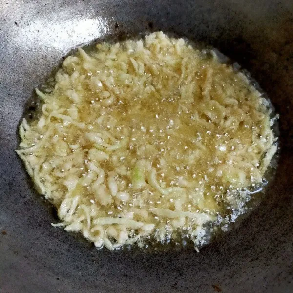 Goreng dengan api sedang sambil terus diaduk agar matang merata, goreng hingga kekuningan