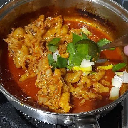 Sebelum diangkat masukkan daun bawang dan wijen, aduk rata dan sajikan.