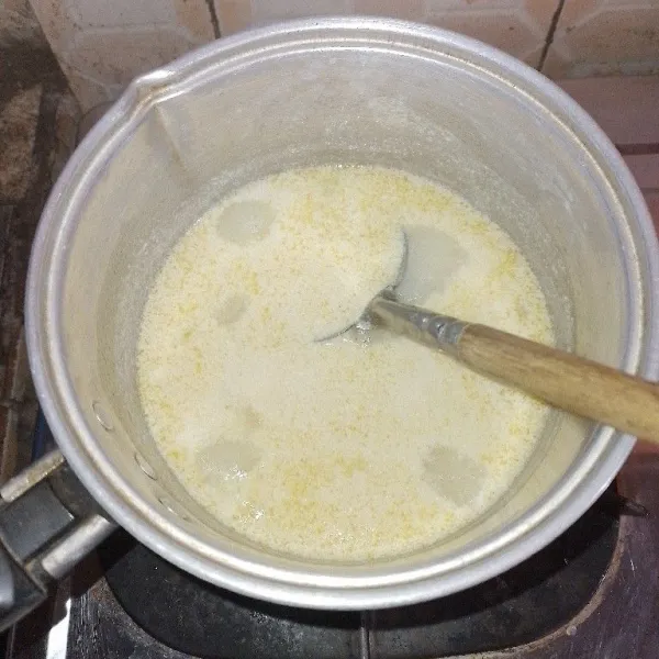 Masak santan bersama margarin hingga mendidih sambil terus diaduk. Biarkan hingga dingin atau suhu ruang.