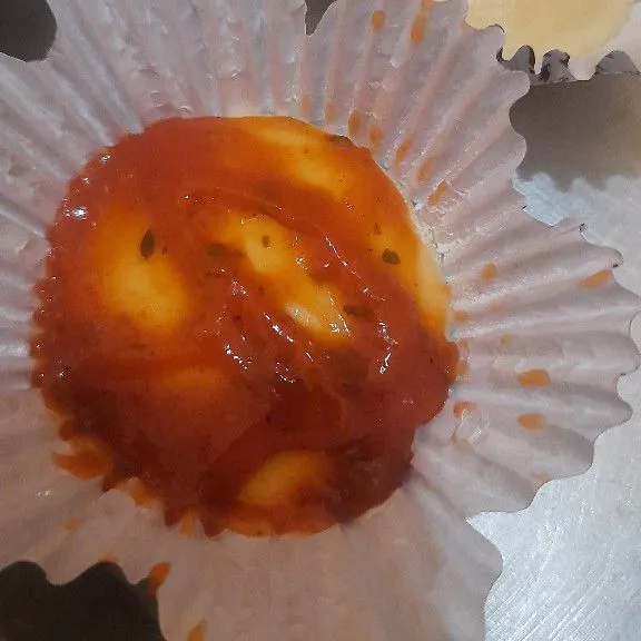 Bagi menjadi 11 bagian, bulat-bulatkan, lalu letakkan di cup. Beri saus spaghetti