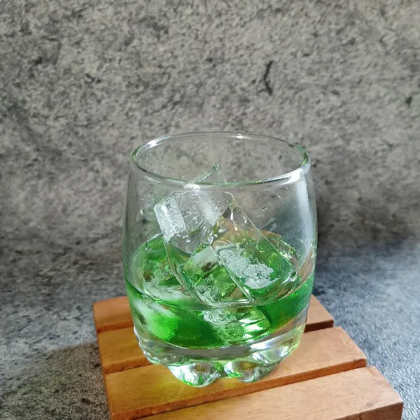 Kemudian tuang sirup rasa melon.
