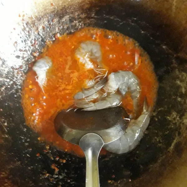 Masukkan udang dan beri lada. Masak hingga matang.