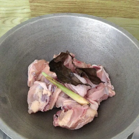 Masukkan ayam, daun salam, serai, bumbu uleg ke wajan.