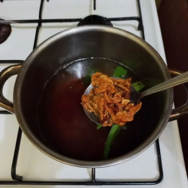 Masukkan gula merah, garam, vanili bubuk dan gula pasir secukupnya pada panci rebusan masak hingga gula larut.